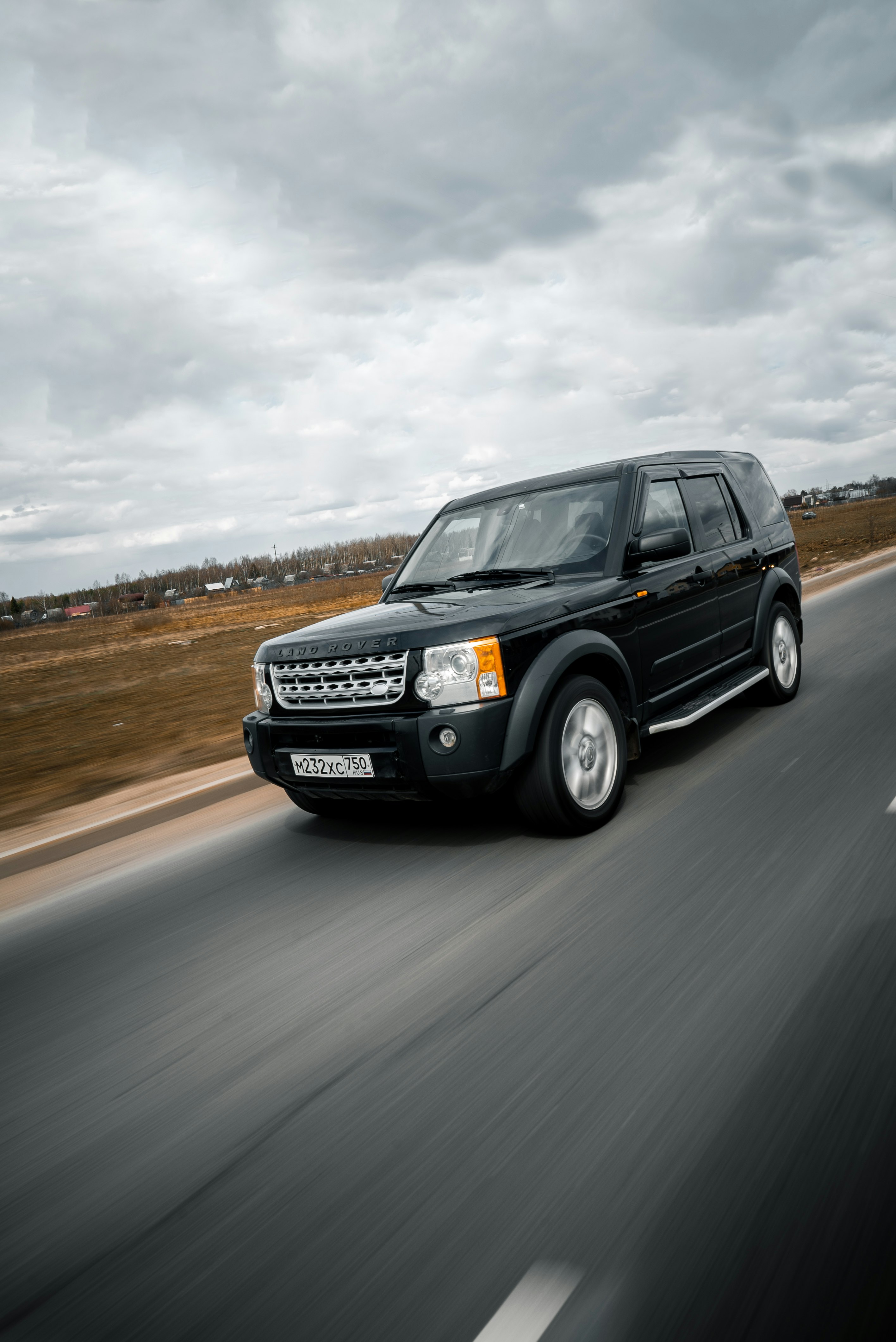 black land rover range rover on road during daytime